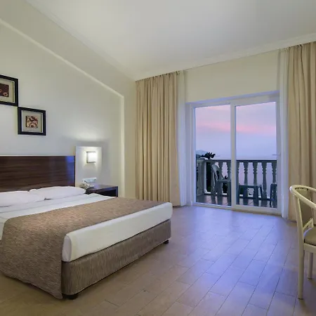 Larissa Green Hill 4* Konaklı