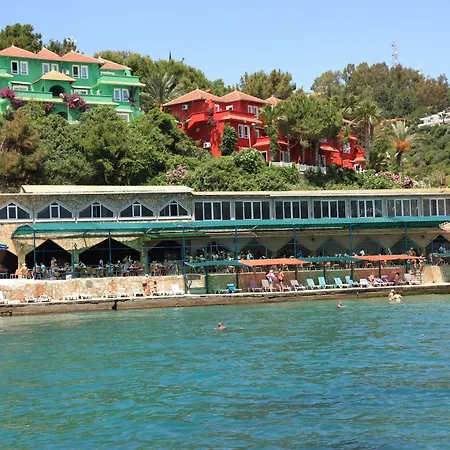 Larissa Green Hill Konaklı